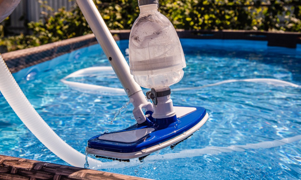 Pool Vacuuming CALIXPERT POOLS