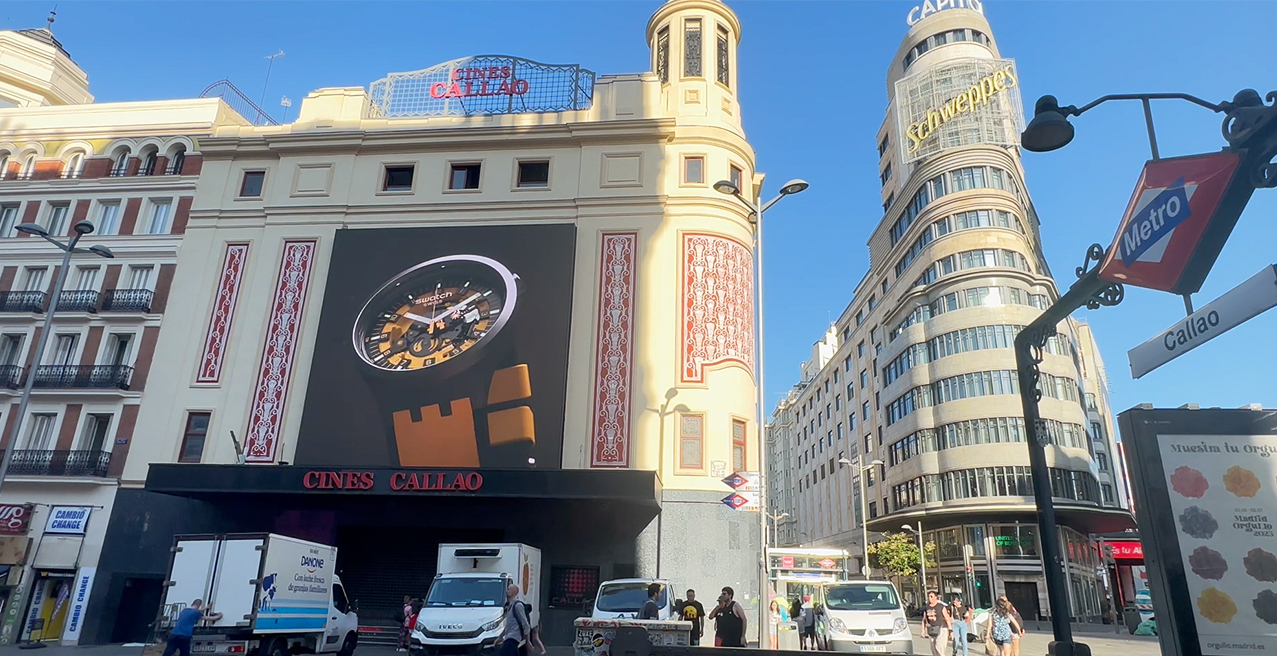 SWATCH LLENA DE COLOR LAS PANTALLAS DE CALLAO CITY LIGHTS Callao City