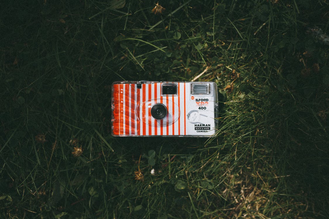 How To Use a Disposable Camera? A Complete Guide in 2024