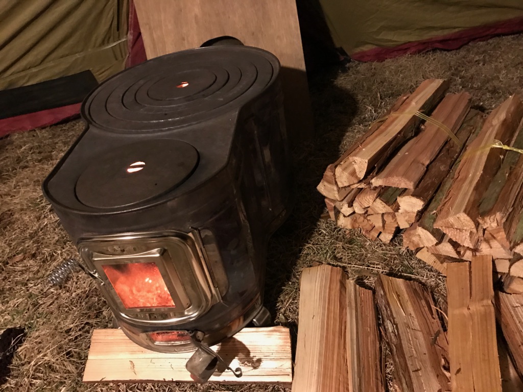 薪ストーブ・煙突のシェルター（クローズドタープ）への設置方法を完全解説♪｜キャンプHACK・自由style