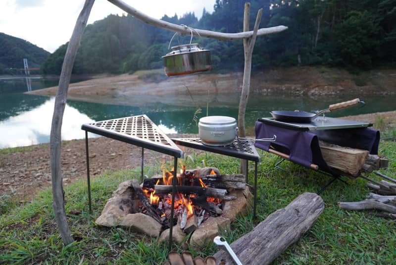 Instagramで人気沸騰！山賊マウンテンの焚火テーブル「デルタス」徹底レビュー キャンプクエスト