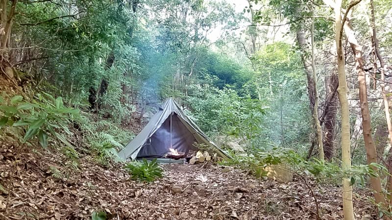 ブッシュクラフトを楽しむ！野営感たっぷりのキャンプ場大瀬テント村 キャンプクエスト｜キャンプ情報満載のアウトドアニュースメディア