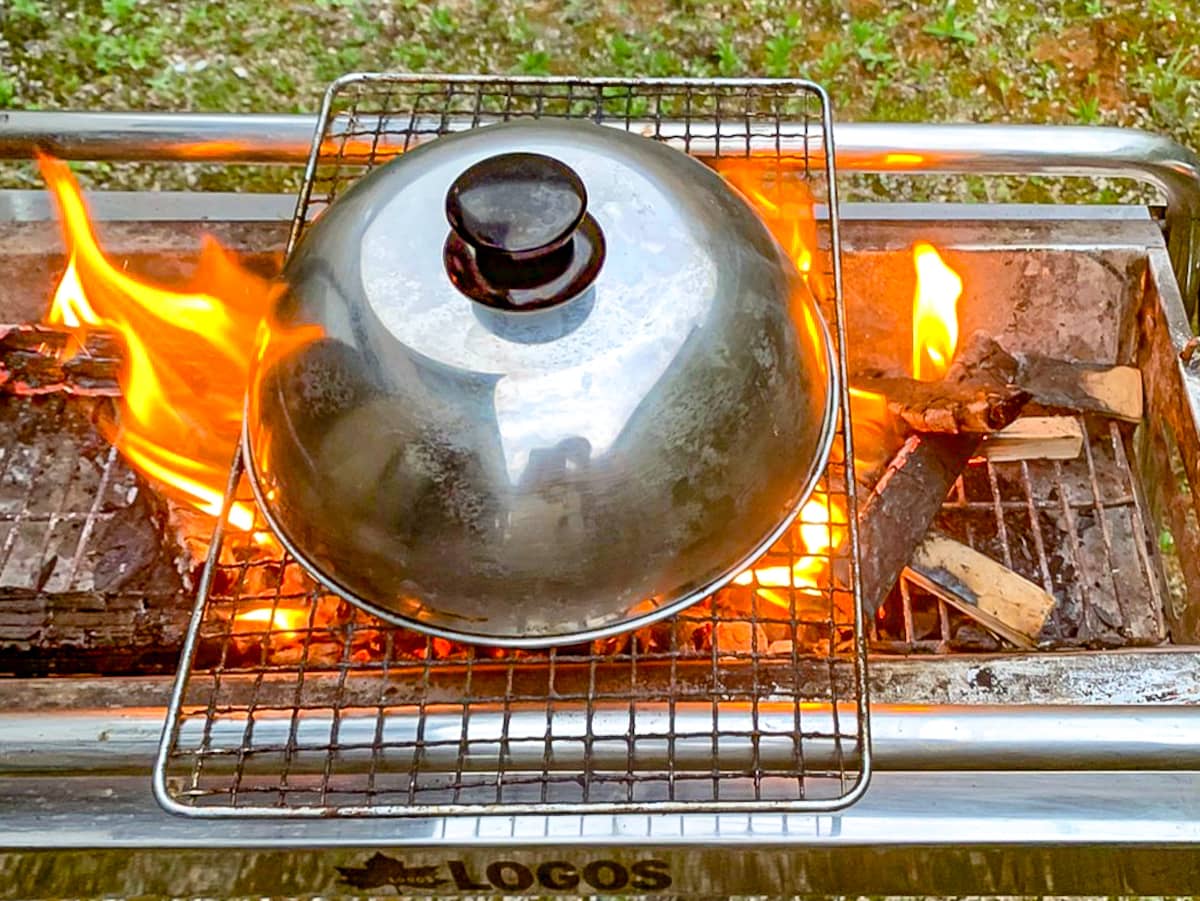キャンプでピザ作り！窯を使わない6つの定番調理器具の焼き方 | ソトレシピ | 日本最大級のキャンプ飯レシピサイト キャンプでピザを焼きたい！ピザ窯の代用になりそうなお好み焼き用ステンレス蓋を試してみた – キャンプクエスト