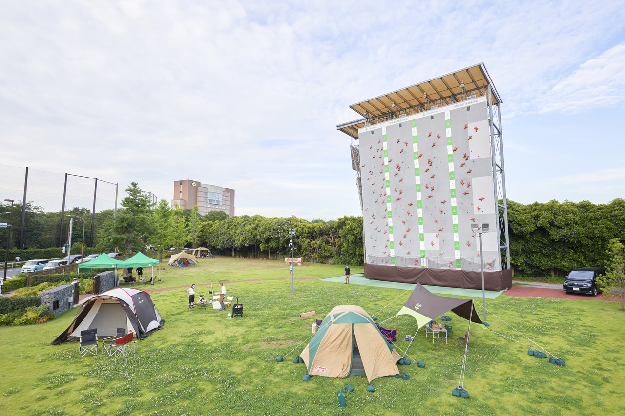 東京・昭島モリパーク内に期間限定ファミリー向けキャンプ場がオープン キャンプクエスト