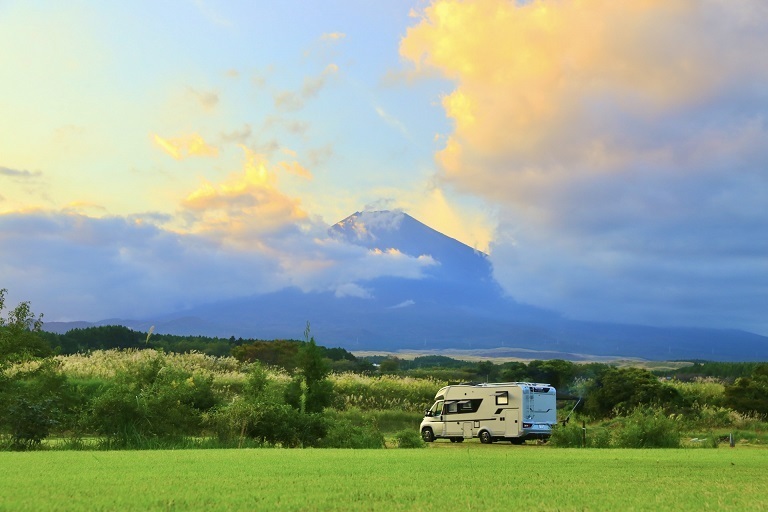 富士山絶景キャンプ場 輸入キャンピングカー・アドリアで夫婦ふたり旅『もーもー・モーグル』＠エーデル中の人