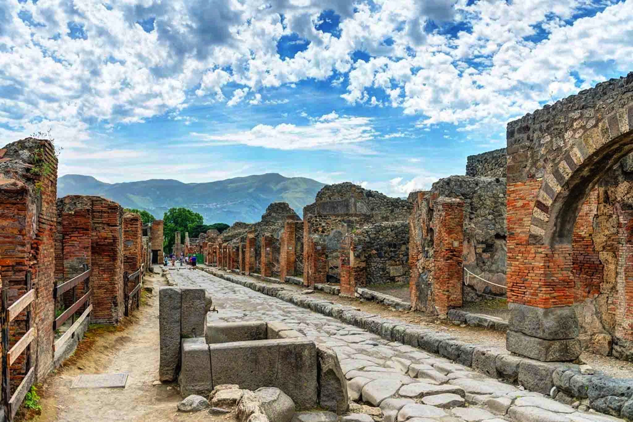 Pompei, nel parco archeologico all’alba per il solstizio d’estate