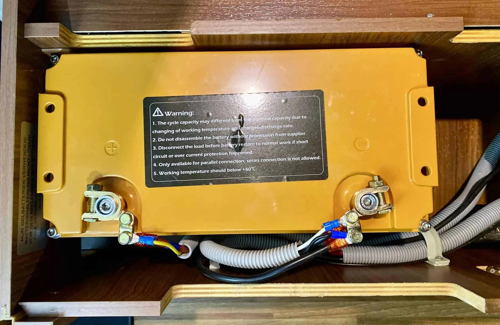 Der Einbau der Lithium Batterie im Camper camper.help