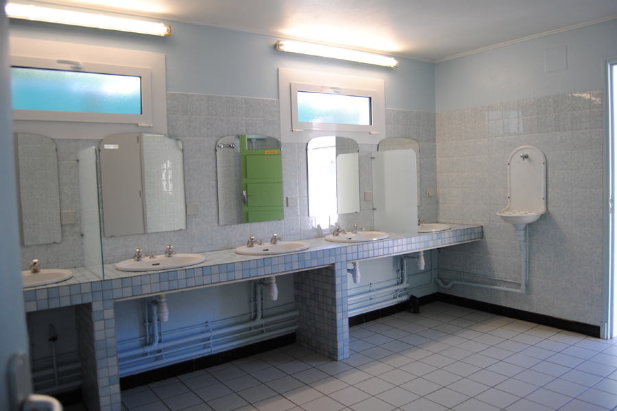Le Camping, les Services Camping Toy ** à LuzSaintSauveur dans les