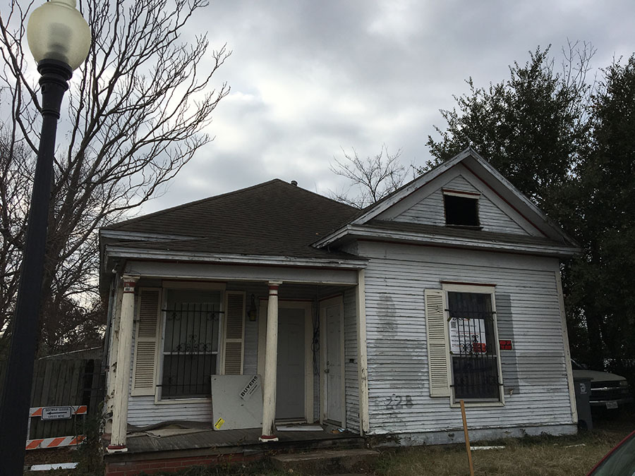 On a Tight Deadline, Crew Moves Historic Arts House to West Dallas