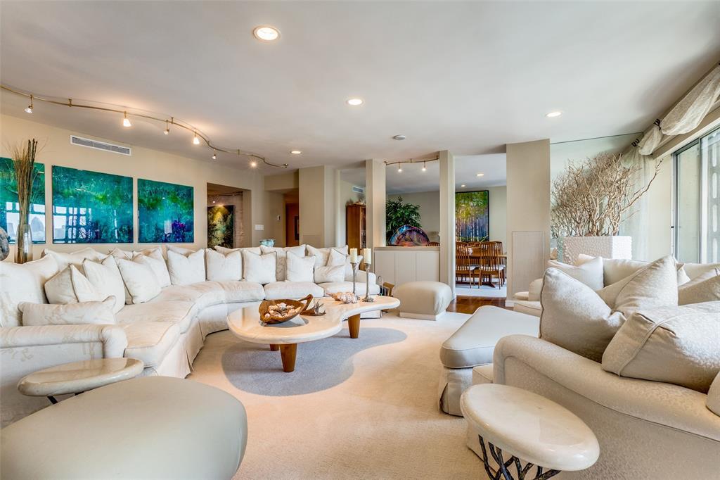 A Calming, Comfortable, ThreeBedroom Retreat Soars Above Turtle Creek