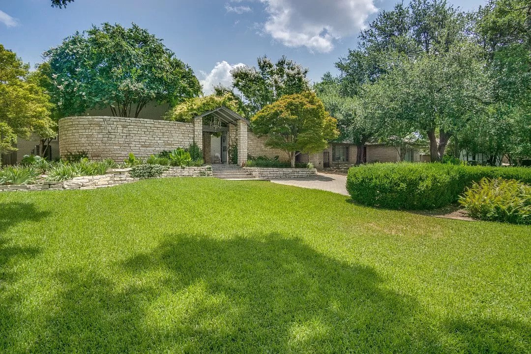 This Fort Worth Colonial Hills Home Neighbors TCU and Golf Tourneys