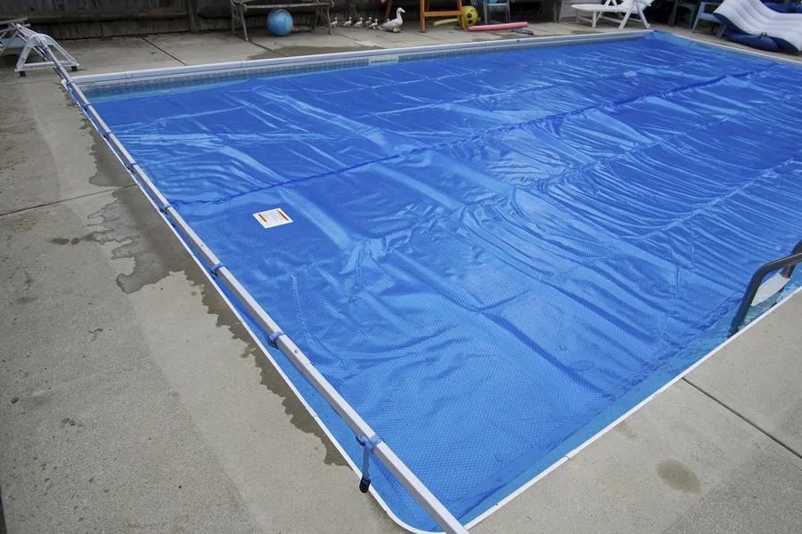 How to Make a Pool Cover from a Tarp