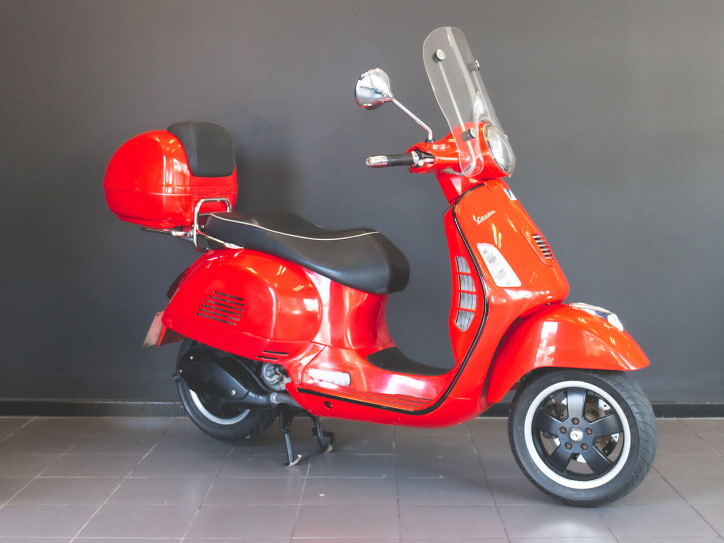 Vespa GTS300 Super Black Cape Town Vespa Rentals