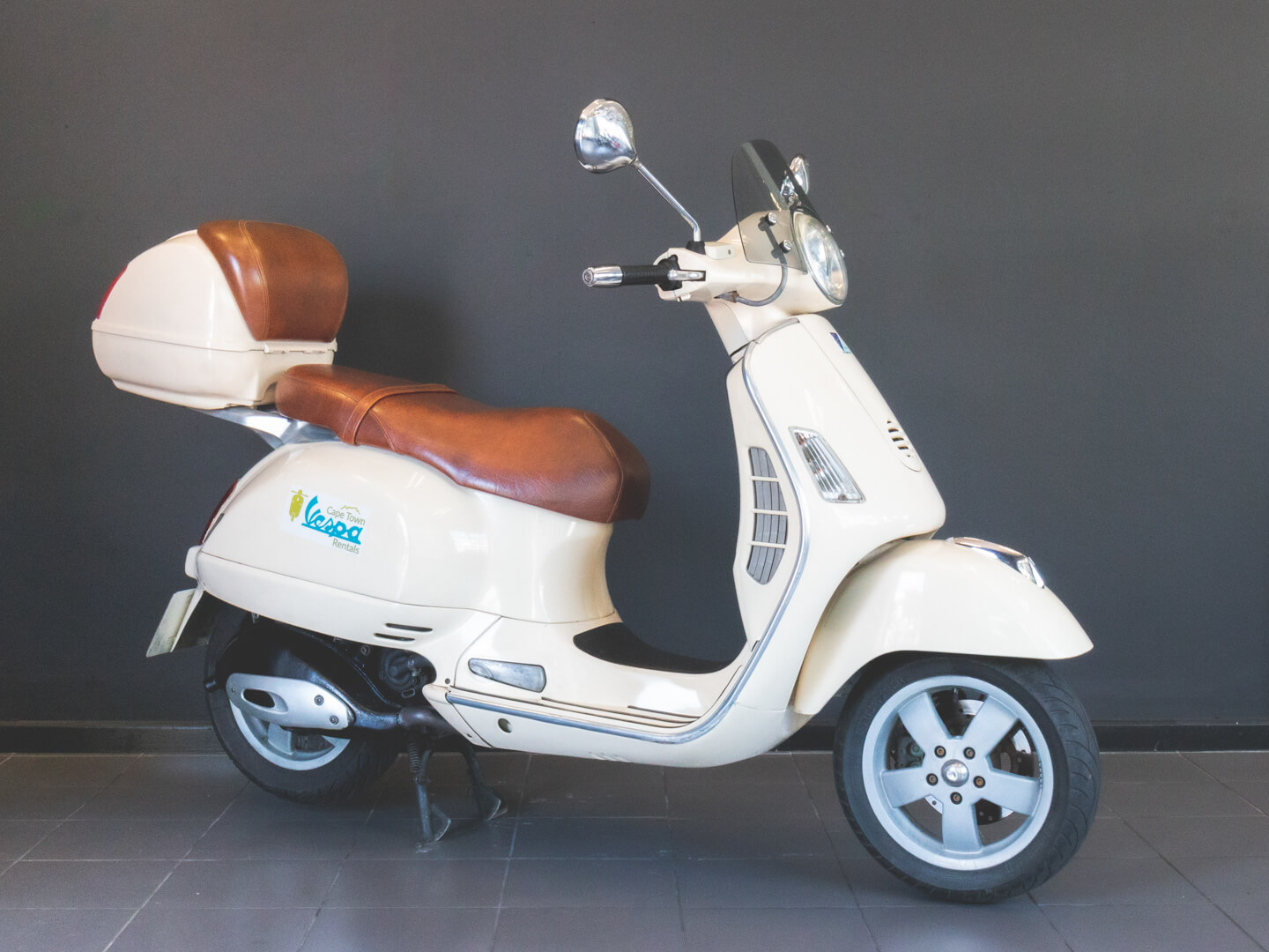 Vespa GT125 Black Cape Town Vespa Rentals