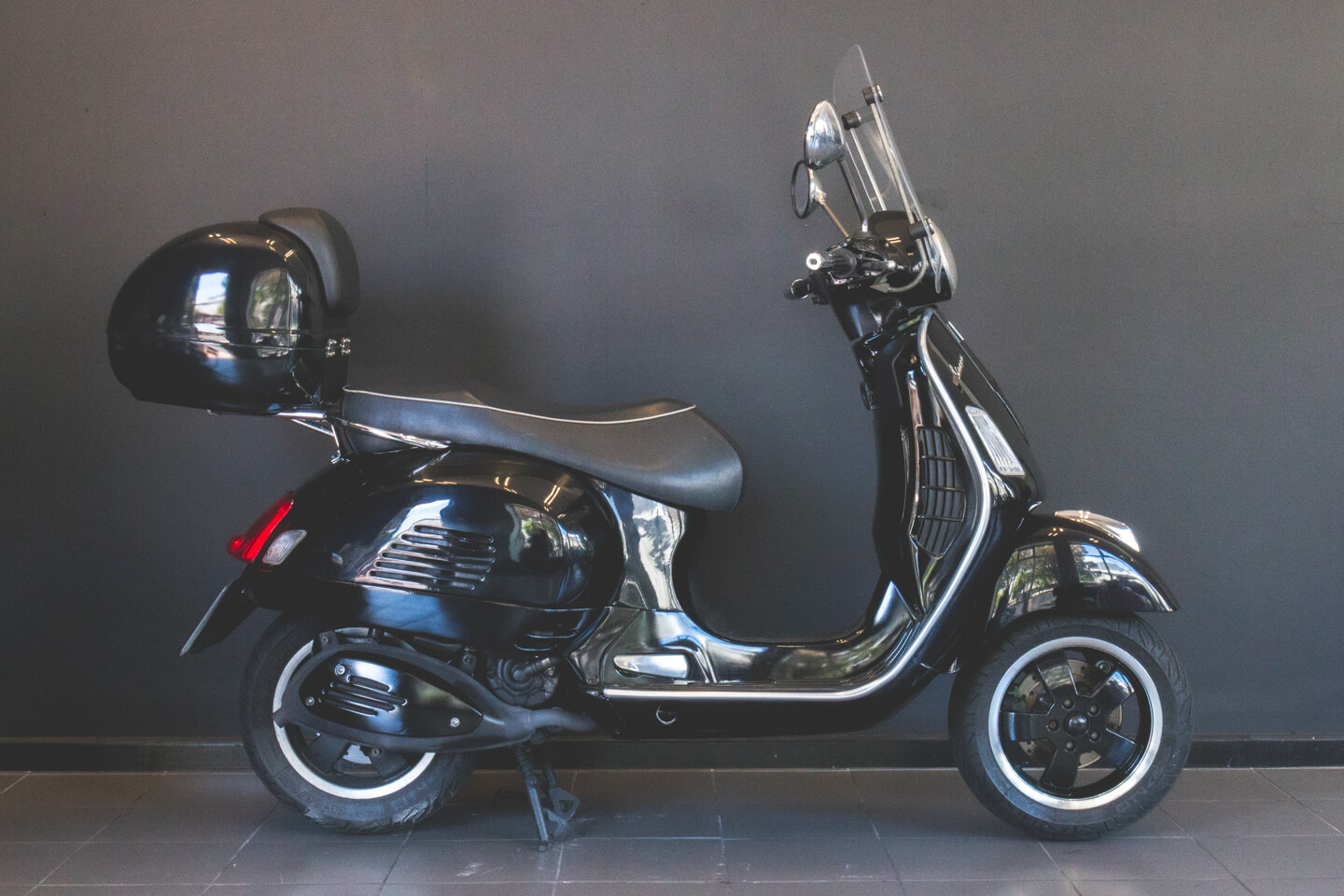 Vespa GTS300 Super Black Cape Town Vespa Rentals