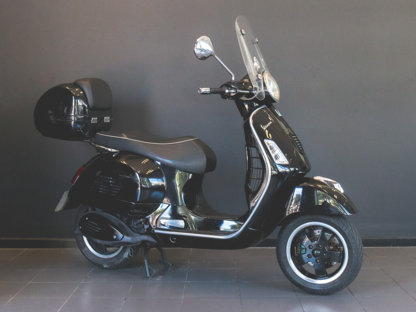 Vespa GTS300 Super Black Cape Town Vespa Rentals