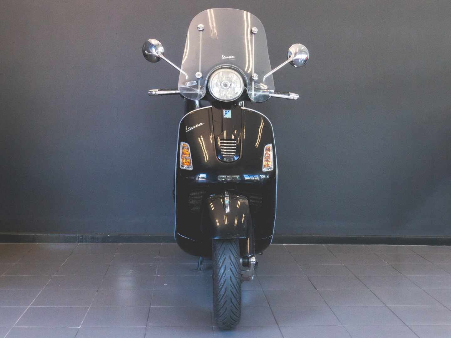 Vespa GTS300 Super Black Cape Town Vespa Rentals