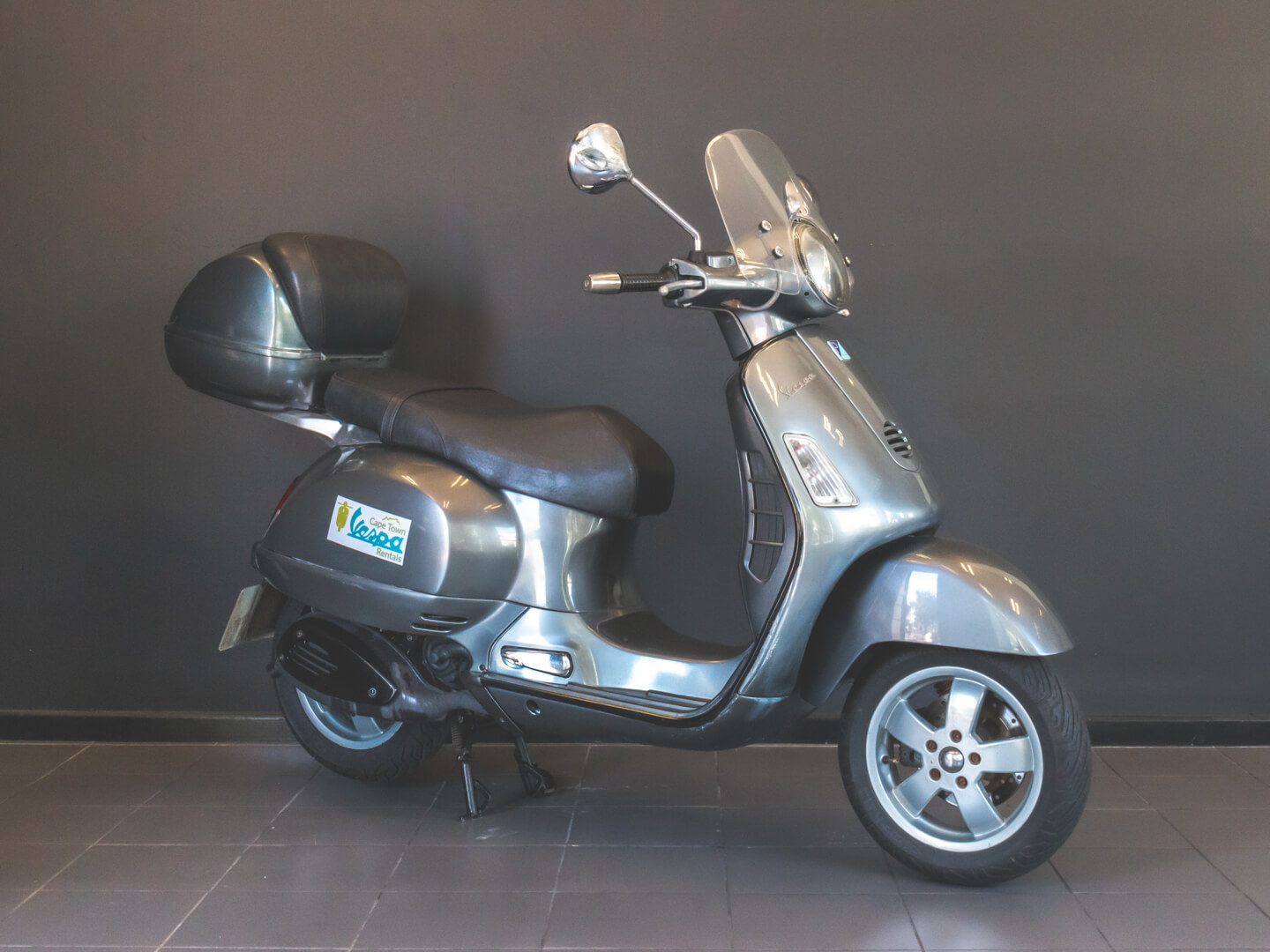 Vespa GT200 Black Cape Town Vespa Rentals