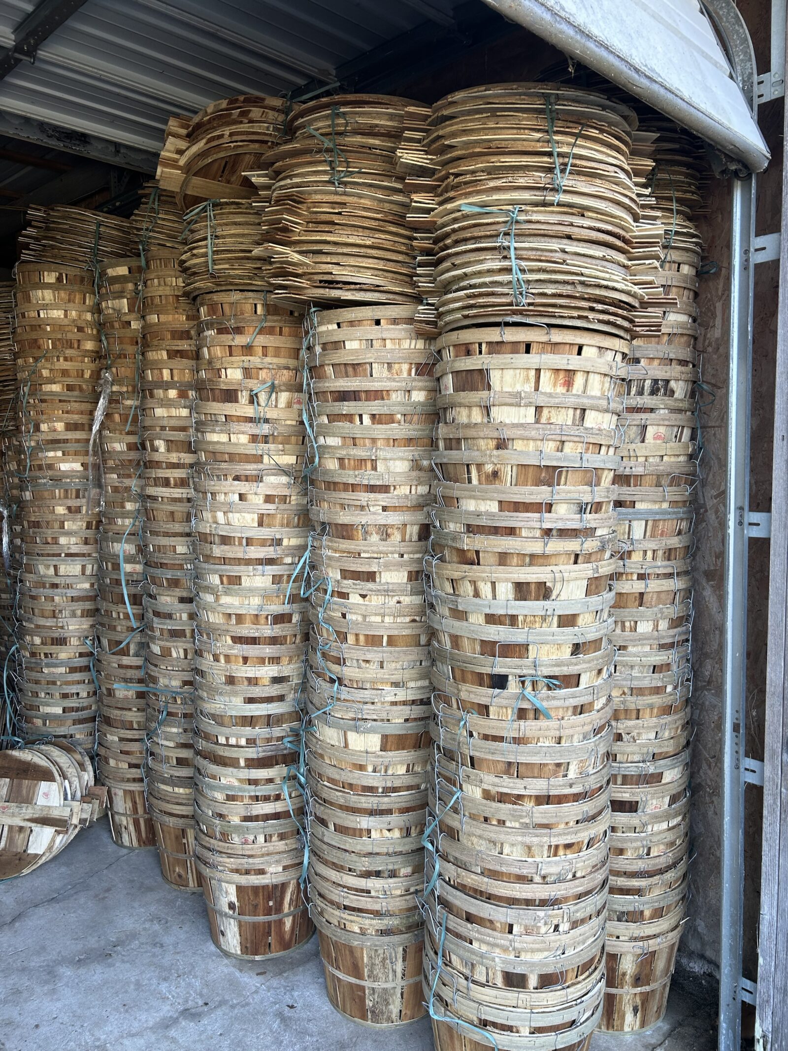 Wooden Bushel Crab Basket with Lid Captain Bruce's Crabbing Supplies