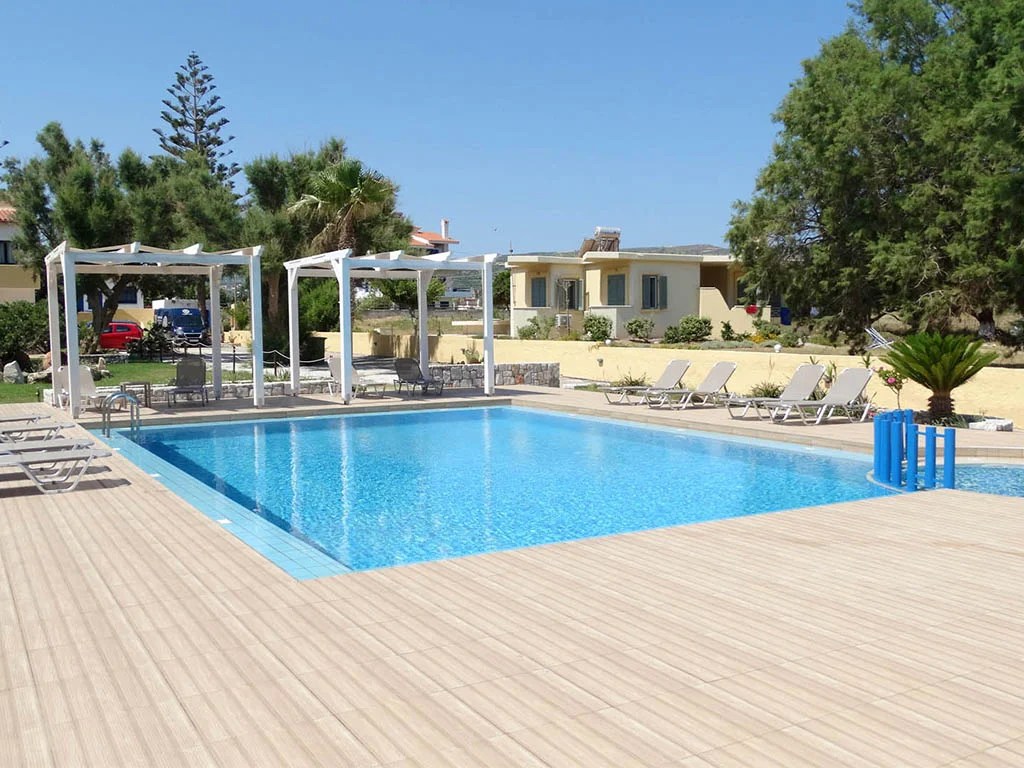 Bar, Bistro & Amenities Captain's Beach Apartments