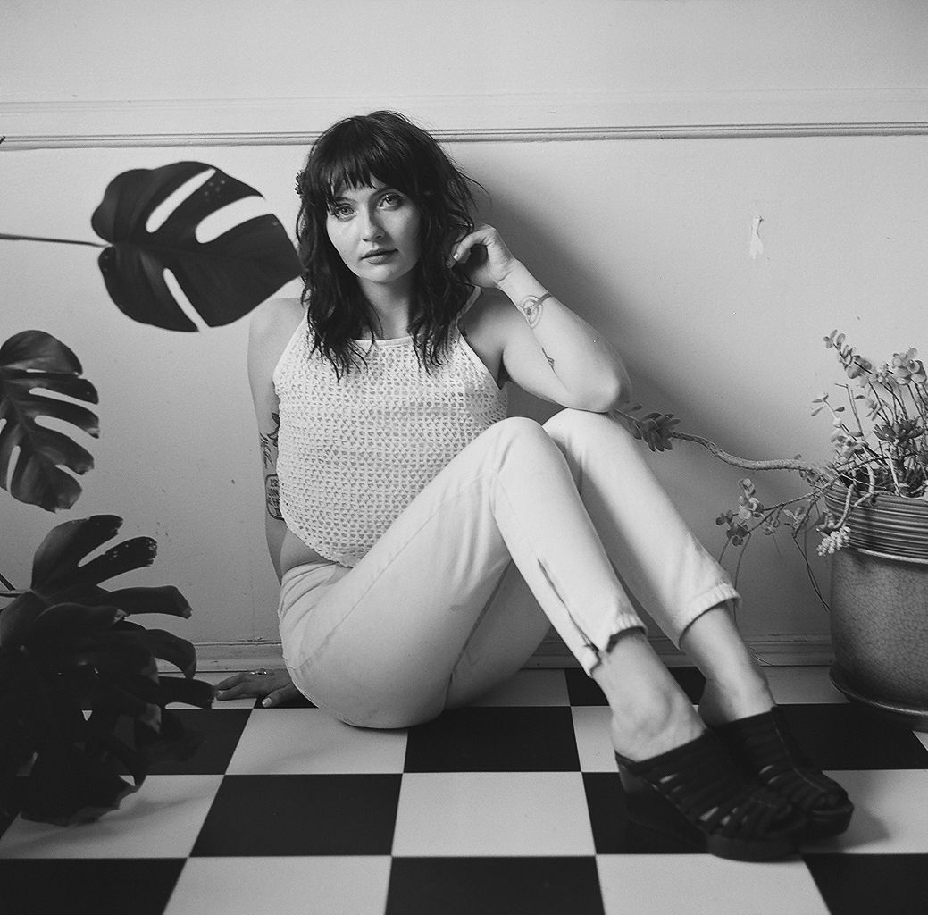Scout Gillett releases debut LP ‘no roof no floor’ // Captured Tracks