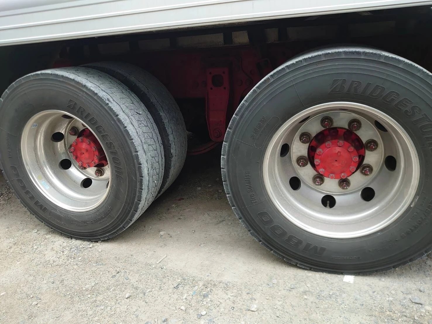 大型トラックホイール磨き・クリーニングは車のクリーニング屋さんドラゴンまで！出張作業可能です。 車のクリーニング屋さんドラゴン 大阪で