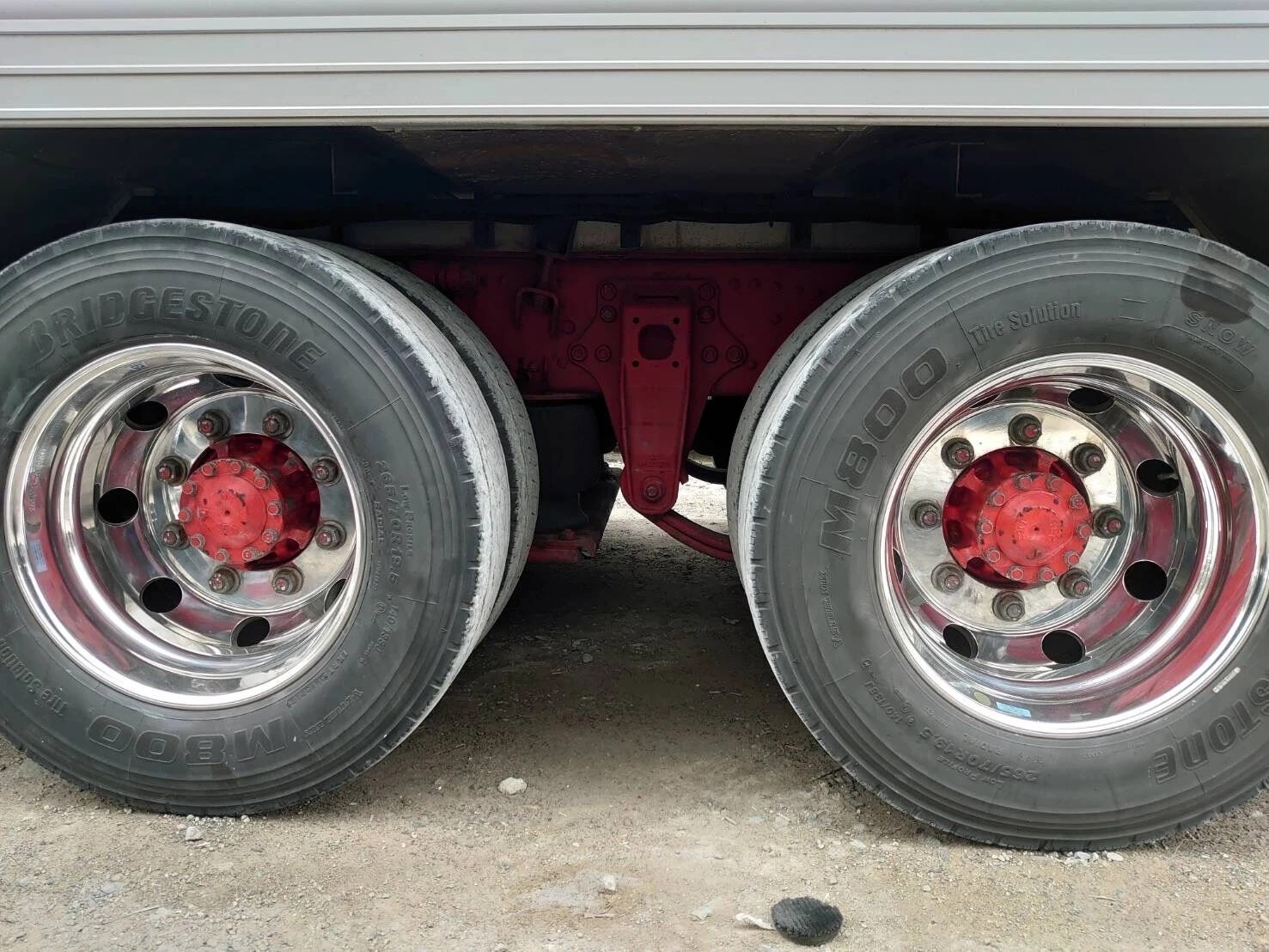 大型トラックホイール磨き・クリーニングは車のクリーニング屋さんドラゴンまで！出張作業可能です。 車のクリーニング屋さんドラゴン 大阪で