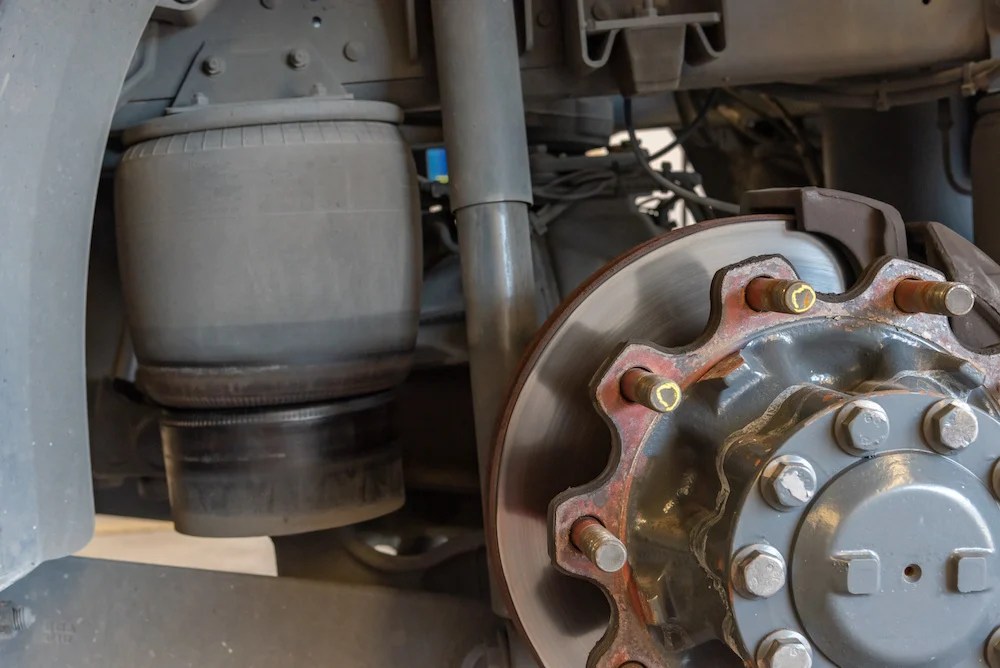 エアサスとは？エアサスペンションの仕組みと構造、装着・車検費用や乗り心地は？ MOBY [モビー]