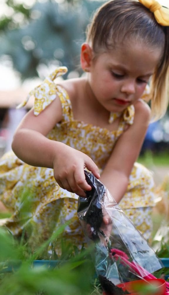Poliana mostra as netas plantando mudas de plantas - Foto: Instagram
