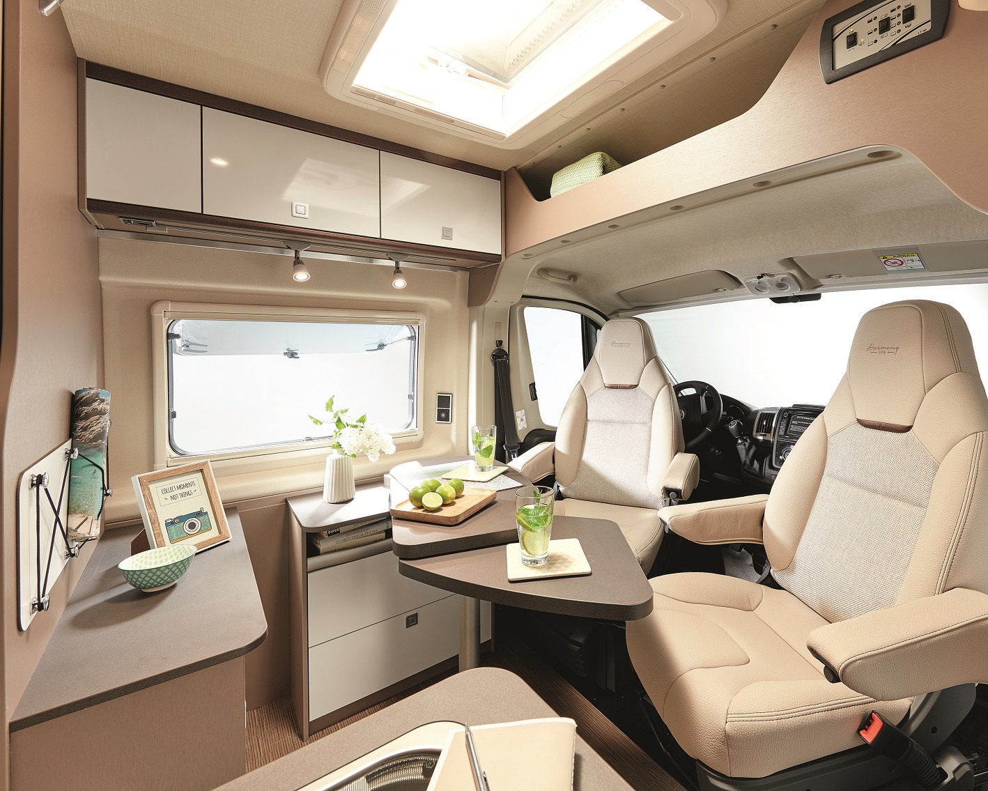 Bürstneriltä kahden hengen retkeilyauto Harmony Line varustelulla Caravanlehti