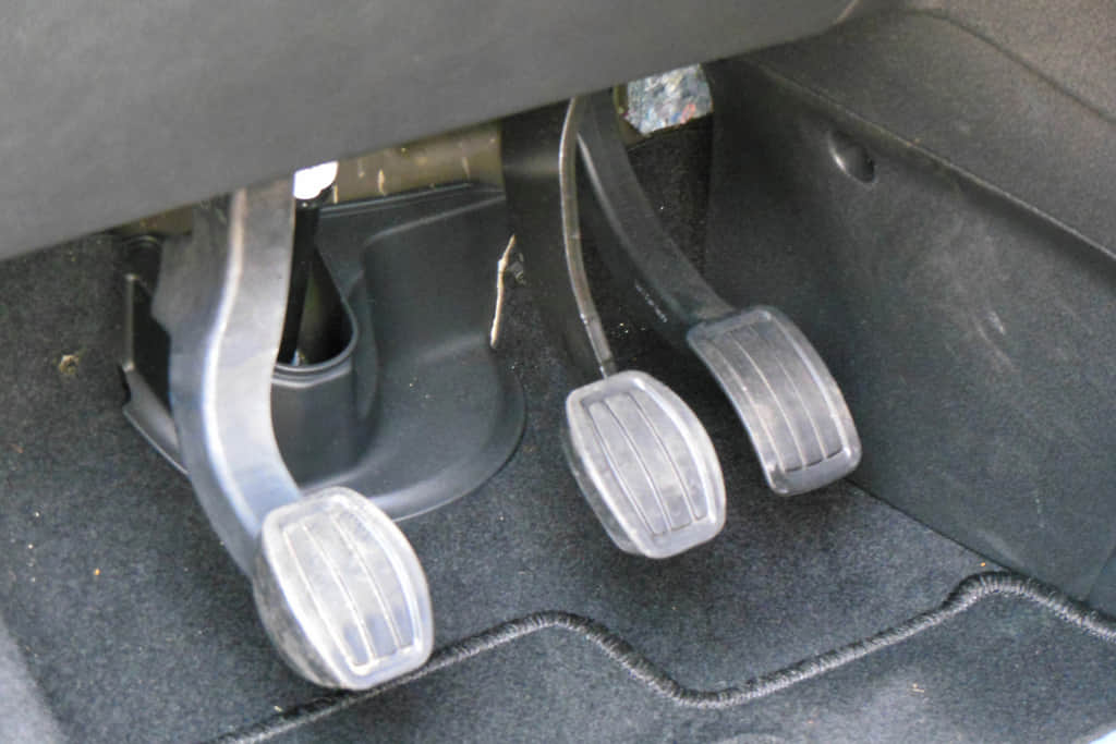 ディーゼル車はエンジンブレーキが弱い？燃料消費は？よくある疑問を解明！ カーブロ