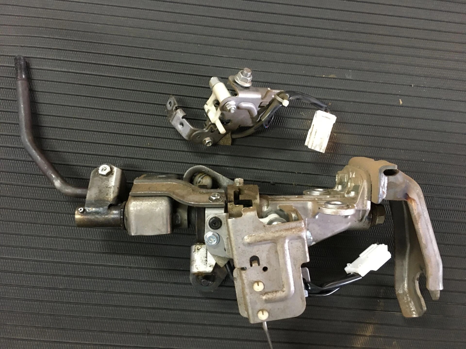 スバル サンバー シフトロックソレノイドバルブ交換 スバル 松本市で自動車整備を行いながらブログも運営しておりますのでご覧ください