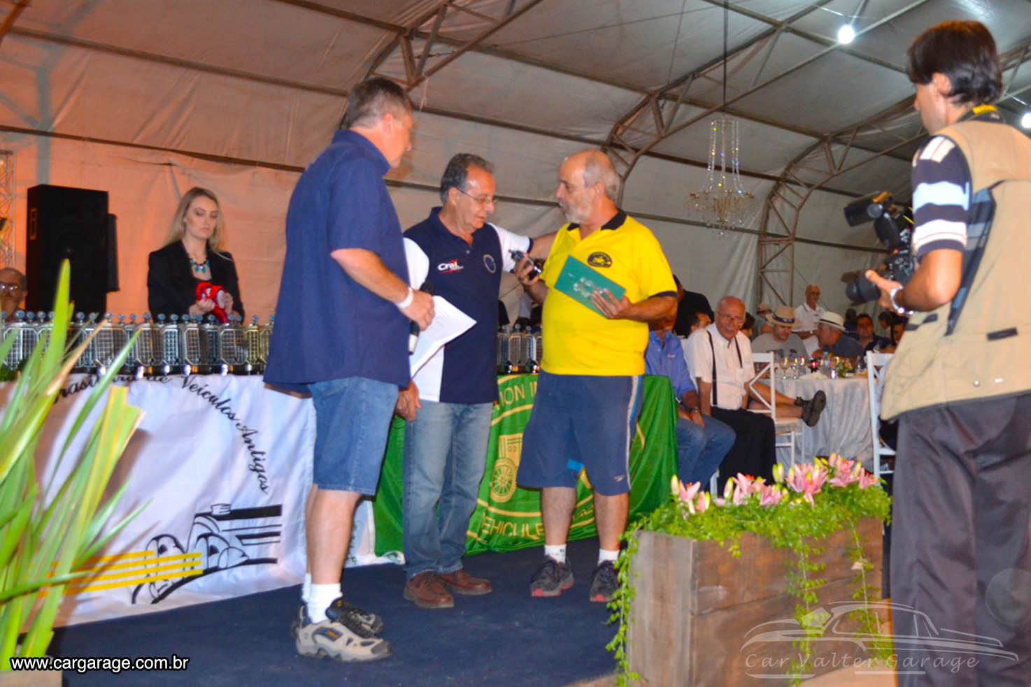 Reumatismo Car Club - Entregando placa de homenagen ao Mingo organizador do evento