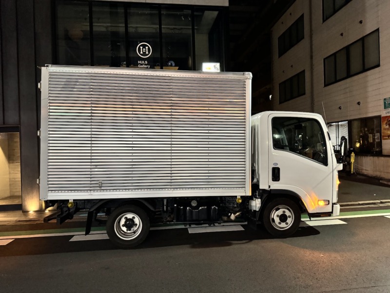 今日はガレージに荷物運搬のため、2tトラックをレンタル.. カーギークス！