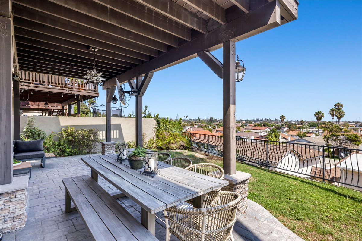 Cari & Britt JUST LISTED 440 N. Prospect Ave., Redondo Beach