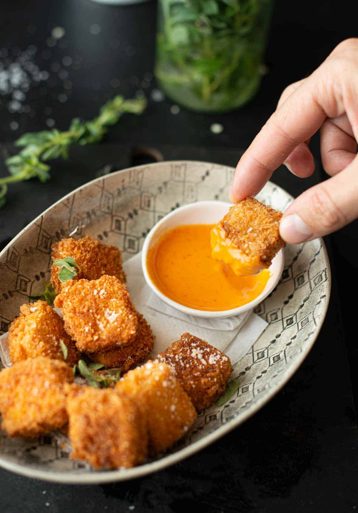 Beste Vegane Tofu Nuggets mit Sriracha Dip (Rezept) Carlo Cao
