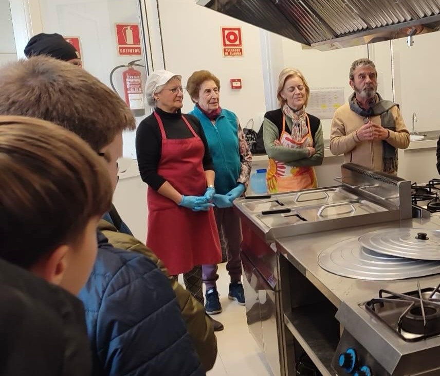 Alumnado del Colegio Beato Juan de Ávila visita el Comedor Social