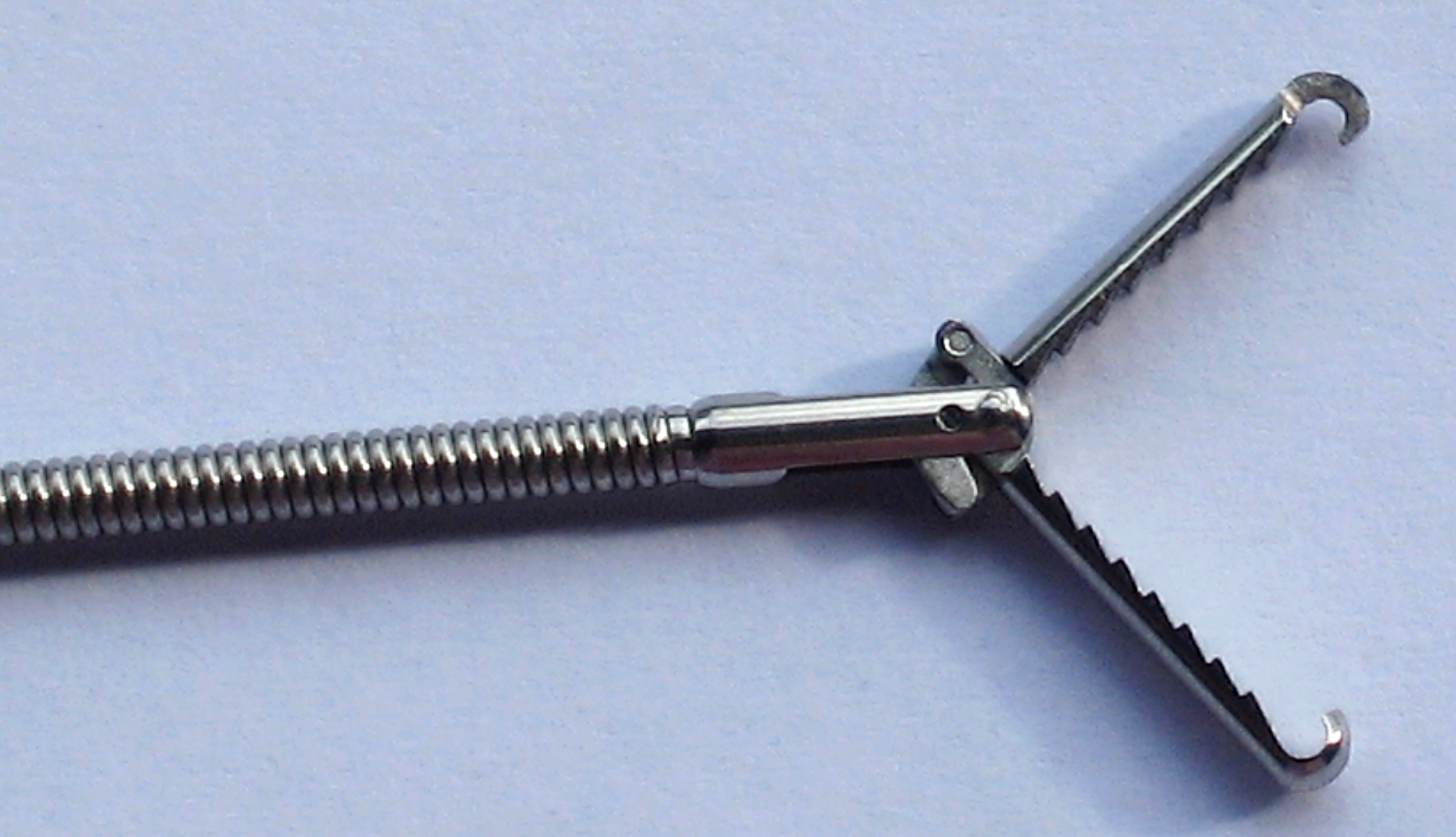 Single use disposable Foreign body forceps „Pelikan“, 2,4 mm x 2300 mm