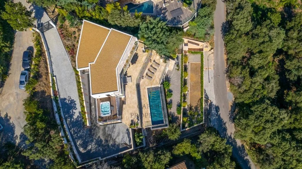 La Serpentine Carole Properties