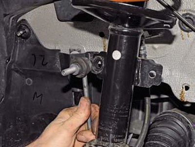 Removing the shock absorber strut and disassembling it Renault Duster