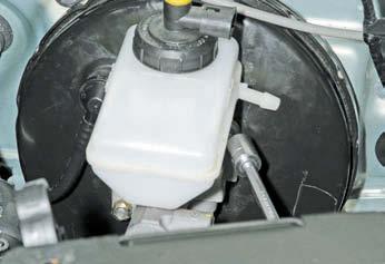 Removing the brake master cylinder Renault Duster
