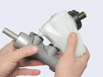 Removing the brake master cylinder Renault Duster
