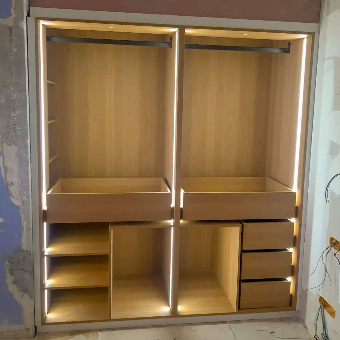 La iluminación en los armarios a medida Alpis, carpintería en madera