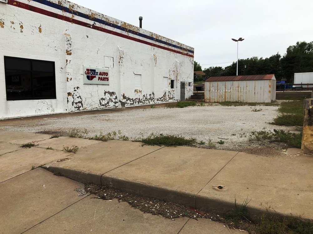 401 Main Street, Larned Carr Auction & Real Estate