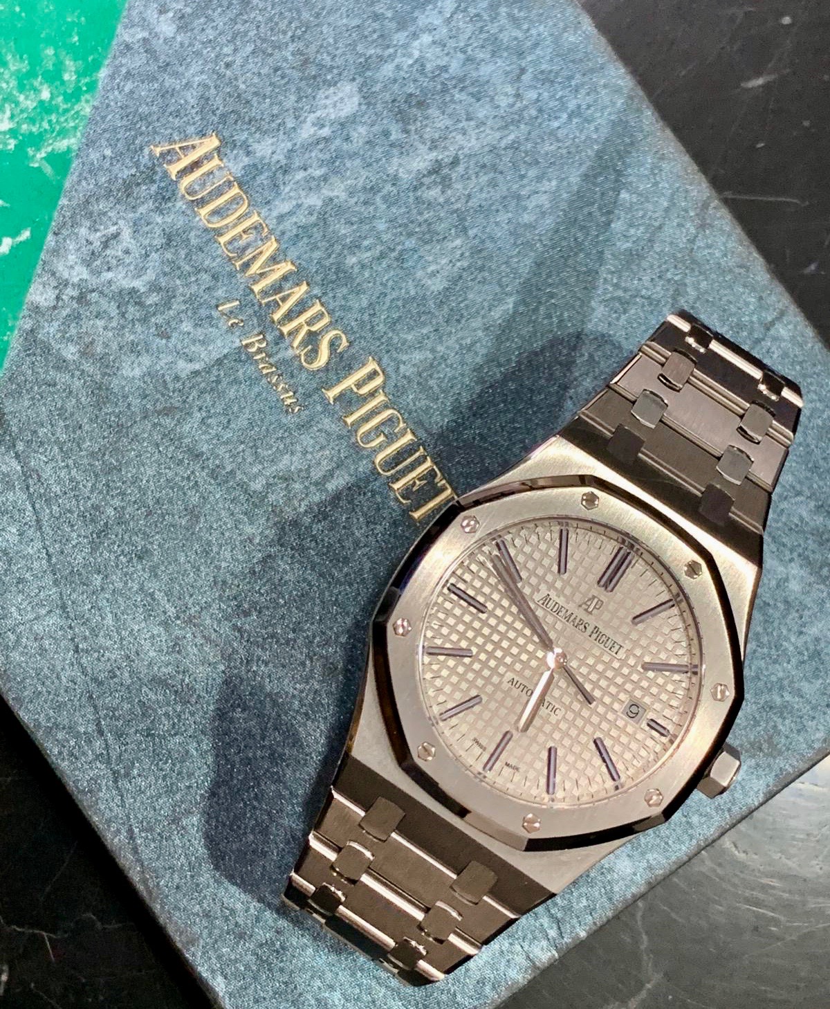 AUDEMARS PIGUET ROYAL OAK AUTOMATIC WHITE 15400ST Carr Watches