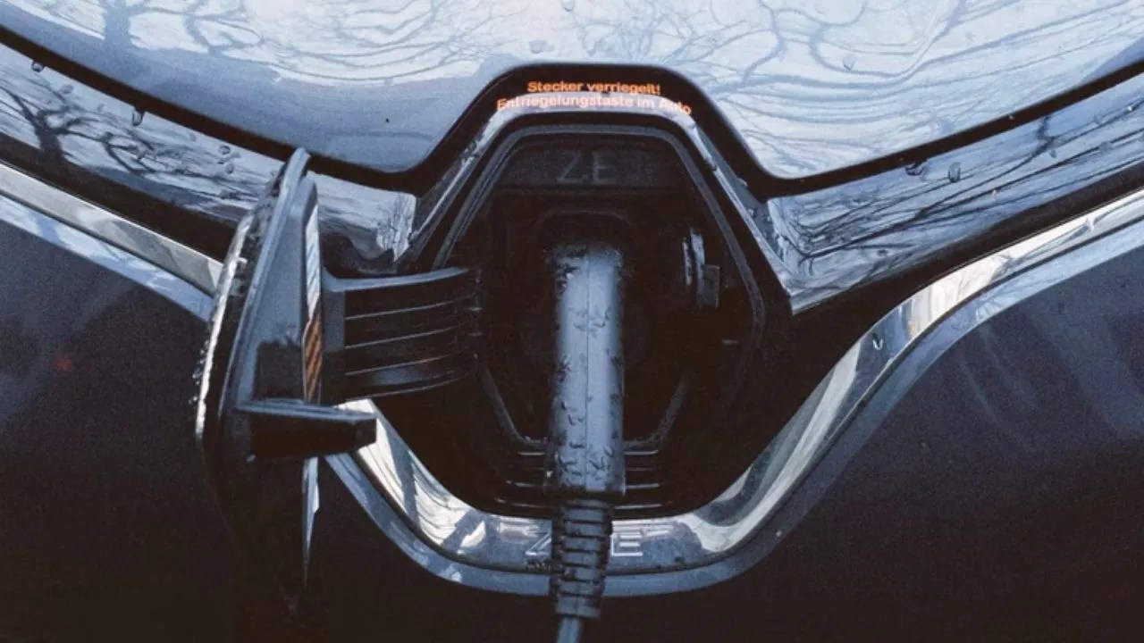 How Does an Electric Vehicle Battery Work?