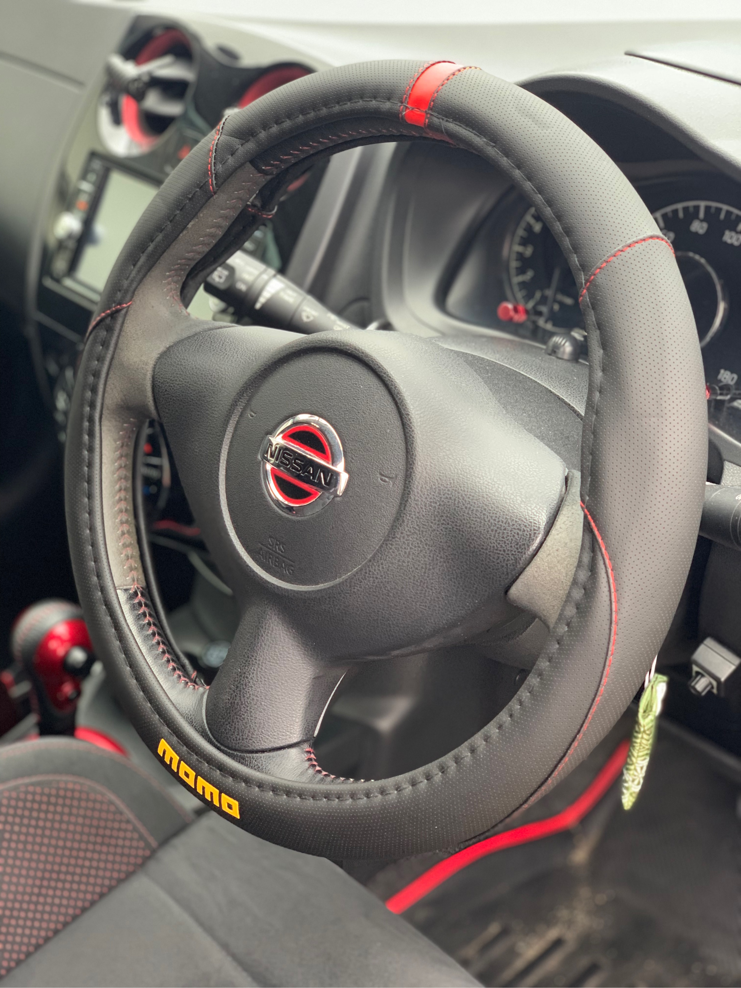 ノートのDIY・NISMO・momo・ハンドルカバー・スモークフィルムに関するカスタム事例 スエードが傷んできたのでハンドルカバー装着