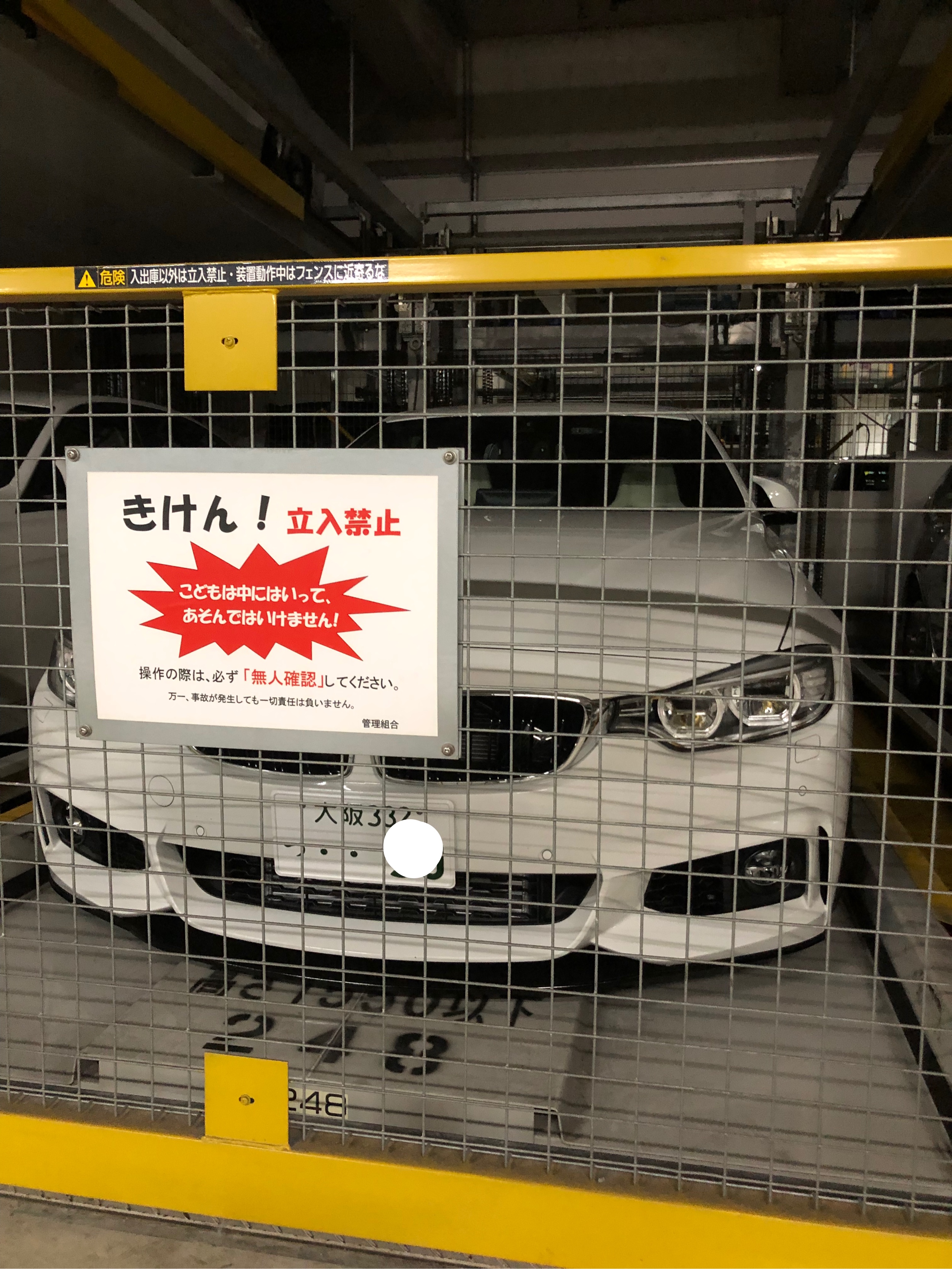 4シリーズ クーペの立体駐車場に関するカスタム事例 来週まで乗る時間なし💦車は檻の中！笑立駐パレットカツカツ(^^;;リア両サイド1cm