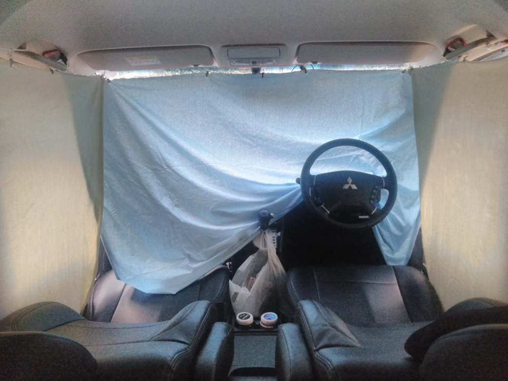 デリカD5のカーテン・自作・車中泊・もう少し工夫が必要に関するカスタム事例 車中泊にカーテンを取り付けました。家に余っていた布の端切れと