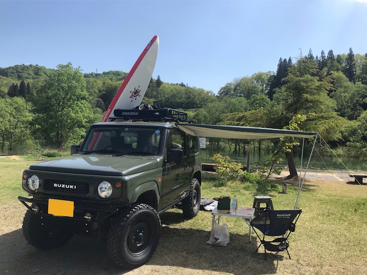 ジムニーのジムニー・キャンプに関するカスタム事例 ハイマウントのオールウェザーブランケットを吸盤フックで車の屋根に付けてカータープに。結構